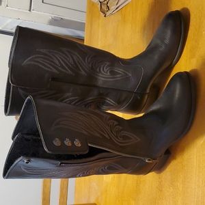 Ladies Ariat black side zipper boots size 7.5 B never worn